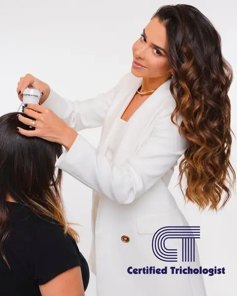Priscilla Jorge avaliando o couro cabeludo de uma cliente