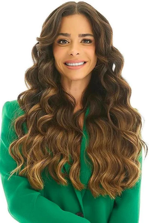 Priscilla Jorge de vestido vermelho, com o cabelo longo
