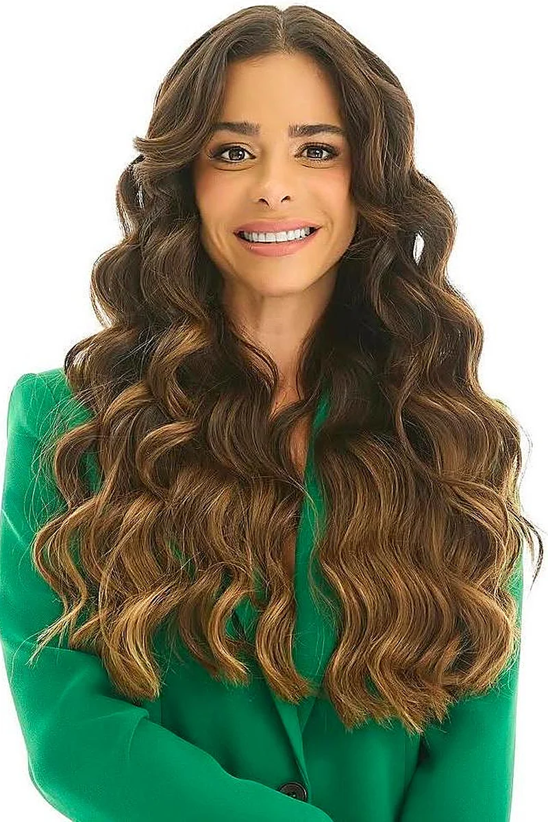 Priscilla Jorge hoje, com o cabelo castanho, longo e saudável